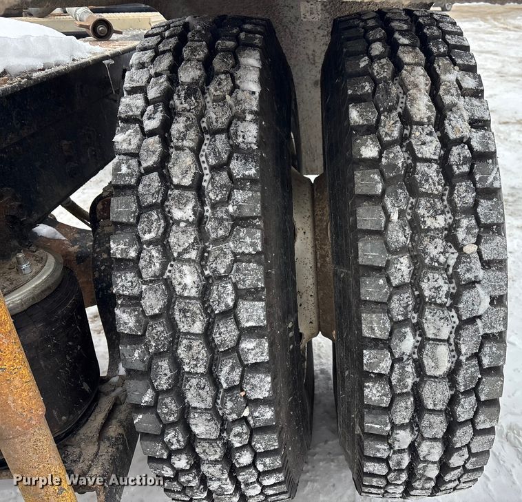 image for item FO3501 1999 International 2574 semi truck