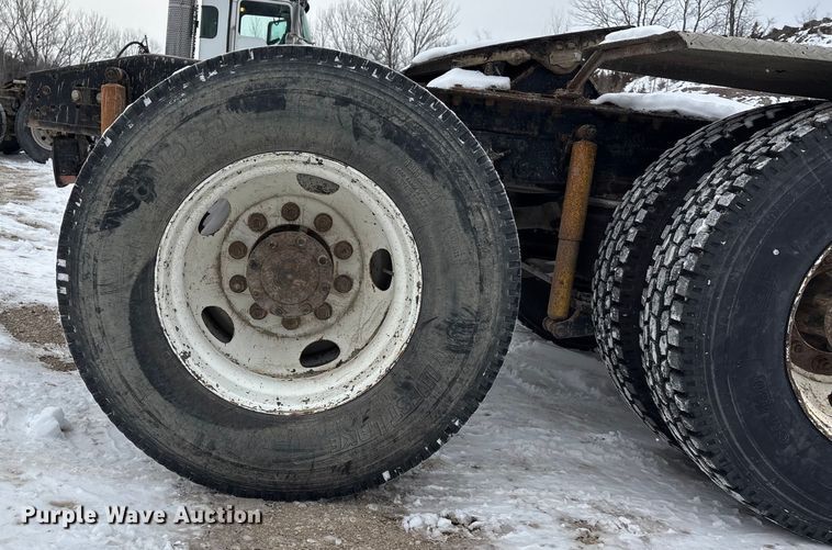 image for item FO3501 1999 International 2574 semi truck