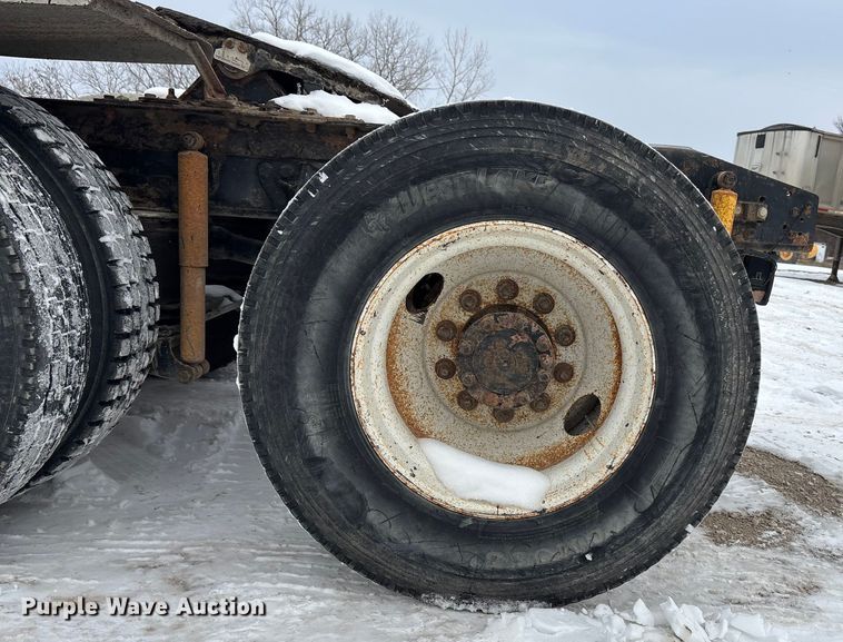 image for item FO3501 1999 International 2574 semi truck