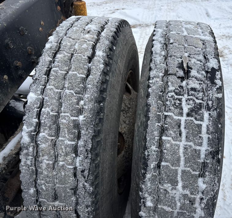 image for item FO3501 1999 International 2574 semi truck