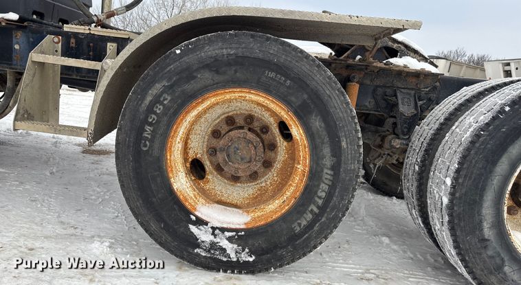 image for item FO3501 1999 International 2574 semi truck