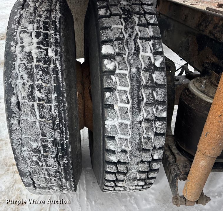 image for item FO3501 1999 International 2574 semi truck