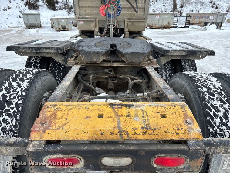 image for item FO3502 2006 Freightliner Columbia semi truck