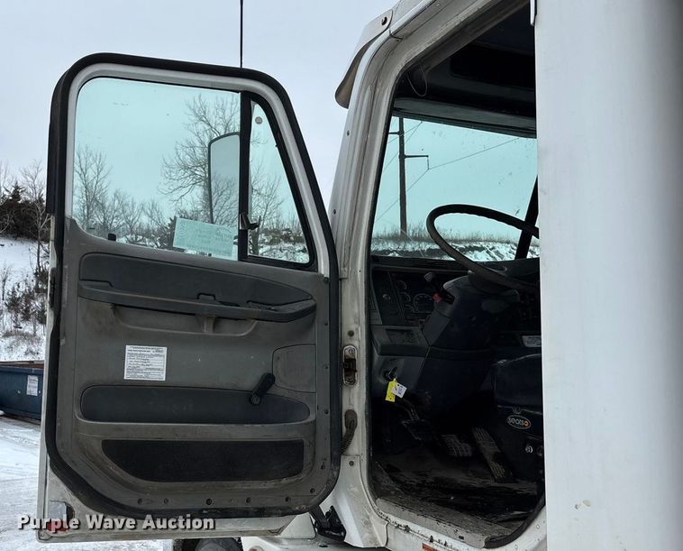 image for item FO3502 2006 Freightliner Columbia semi truck