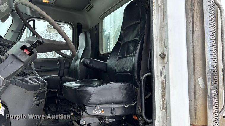 image for item FO3502 2006 Freightliner Columbia semi truck