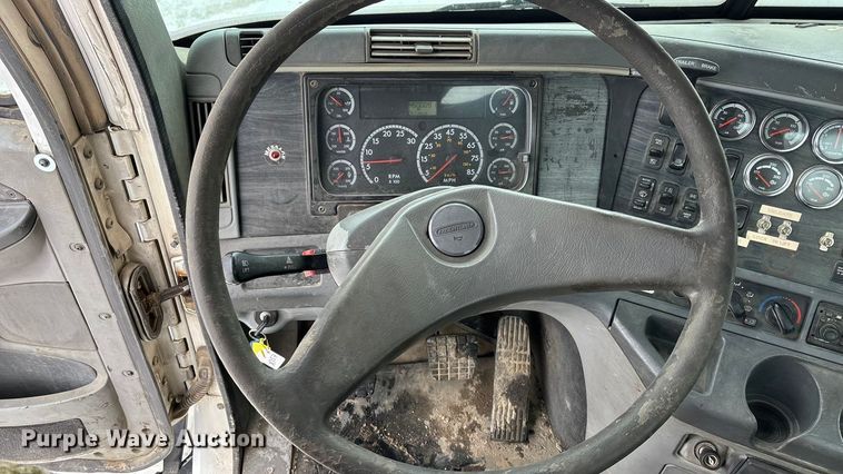 image for item FO3502 2006 Freightliner Columbia semi truck