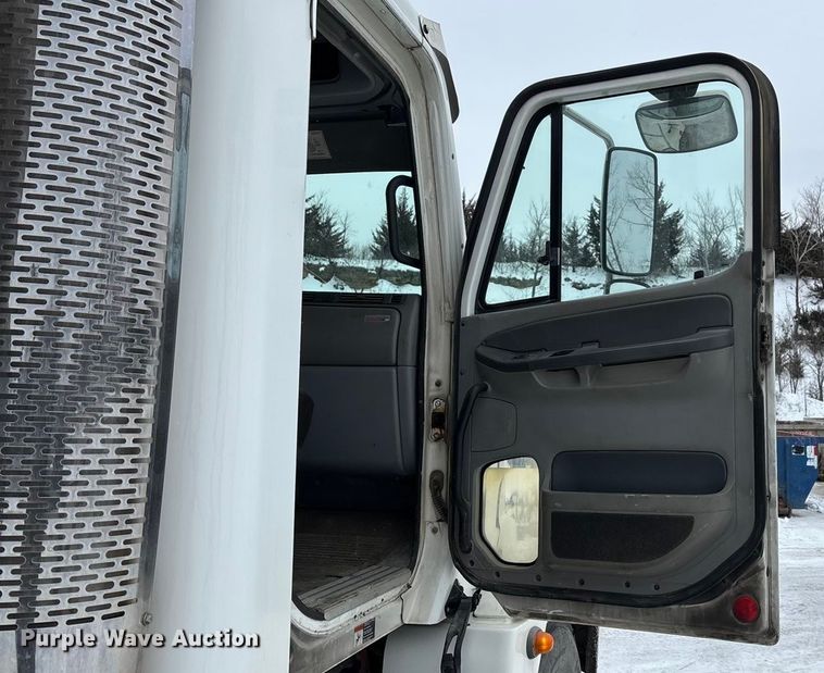 image for item FO3502 2006 Freightliner Columbia semi truck