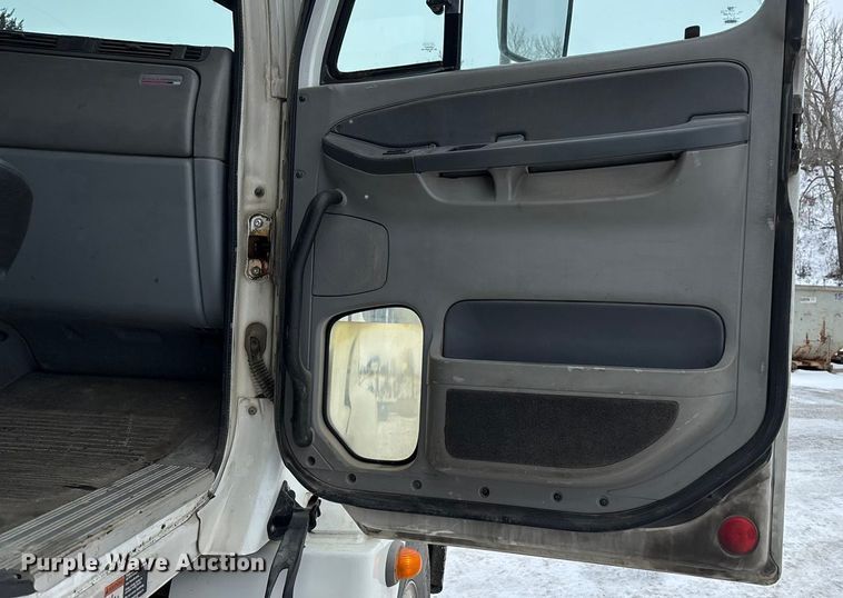 image for item FO3502 2006 Freightliner Columbia semi truck