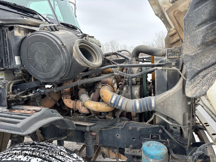 image for item FO3502 2006 Freightliner Columbia semi truck