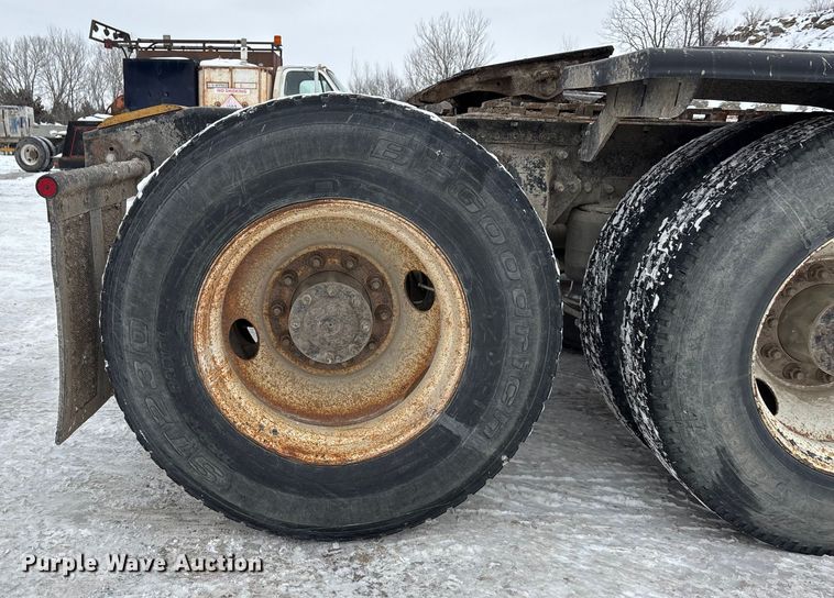 image for item FO3502 2006 Freightliner Columbia semi truck