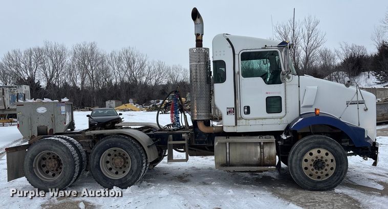 image for item FO3503 2010 Kenworth T800 semi truck