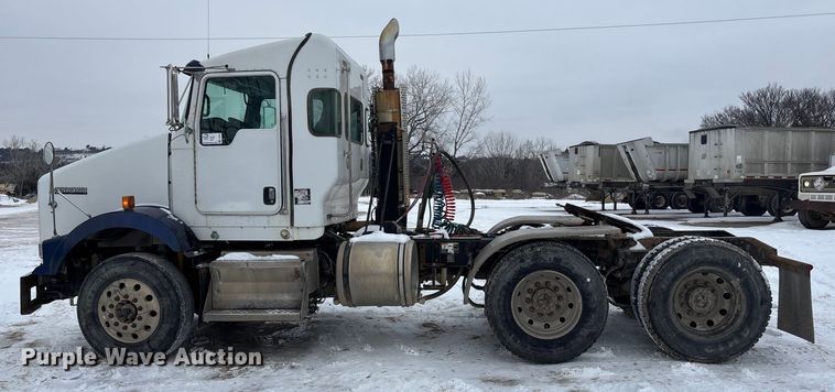 image for item FO3503 2010 Kenworth T800 semi truck