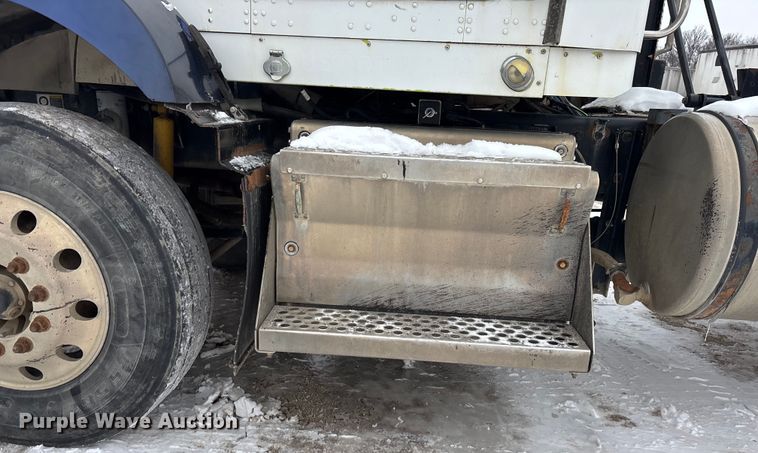 image for item FO3503 2010 Kenworth T800 semi truck