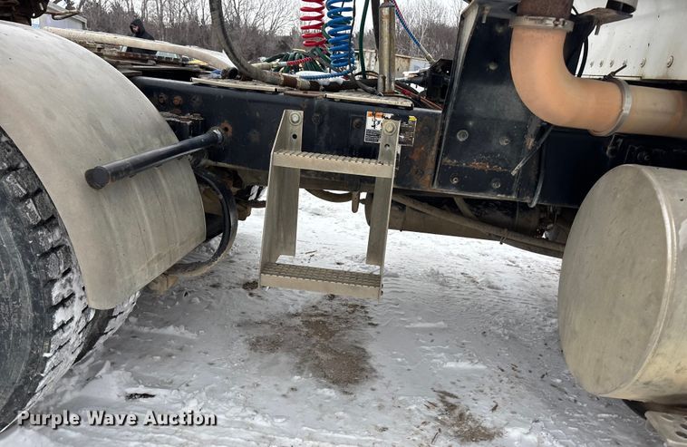 image for item FO3503 2010 Kenworth T800 semi truck