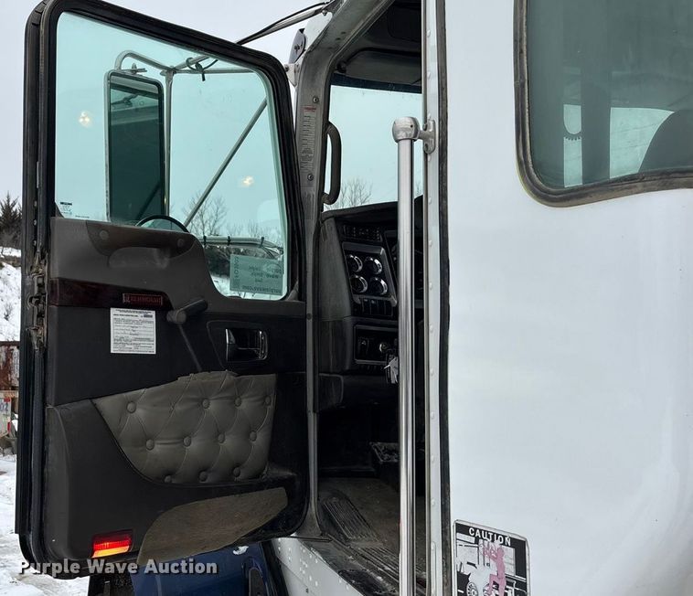 image for item FO3503 2010 Kenworth T800 semi truck