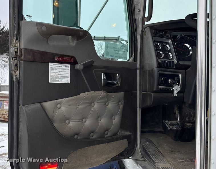 image for item FO3503 2010 Kenworth T800 semi truck