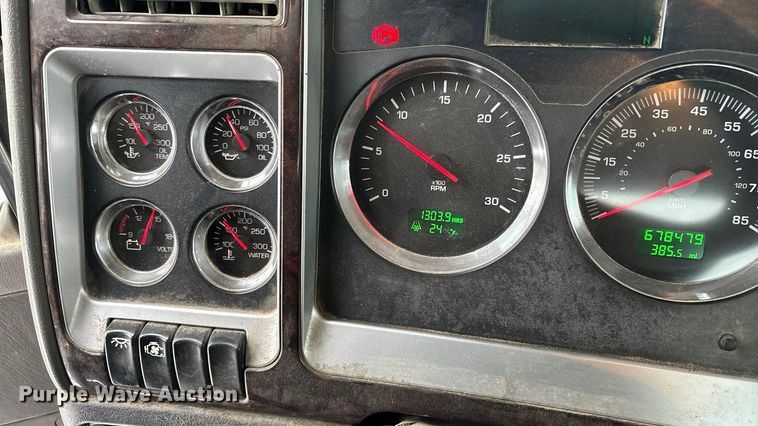 image for item FO3503 2010 Kenworth T800 semi truck