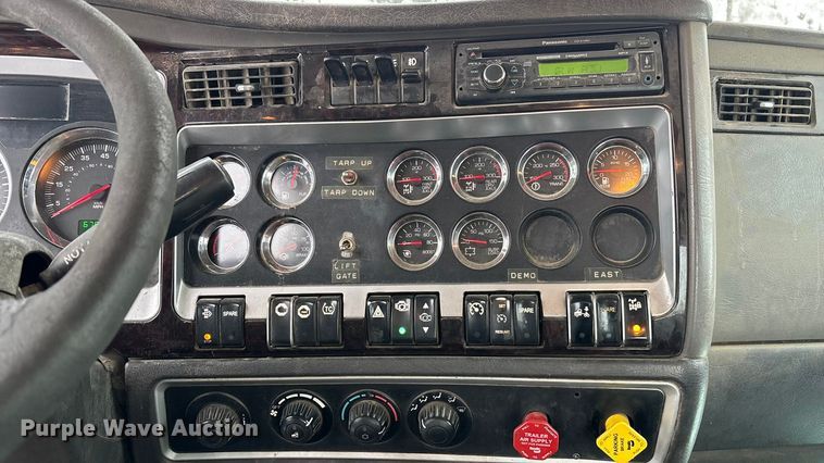 image for item FO3503 2010 Kenworth T800 semi truck