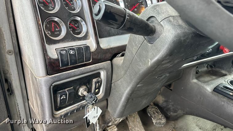 image for item FO3503 2010 Kenworth T800 semi truck