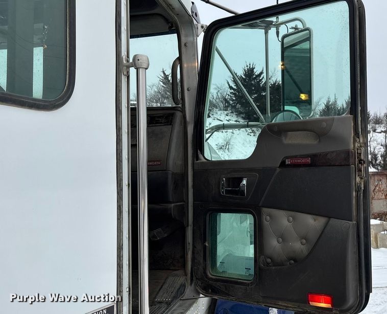 image for item FO3503 2010 Kenworth T800 semi truck