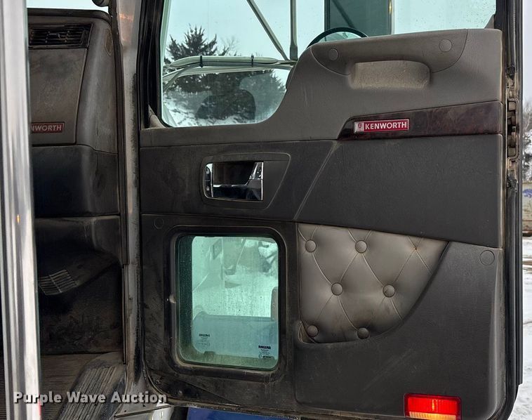 image for item FO3503 2010 Kenworth T800 semi truck