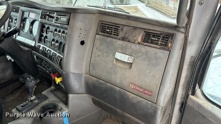 image for item FO3503 2010 Kenworth T800 semi truck