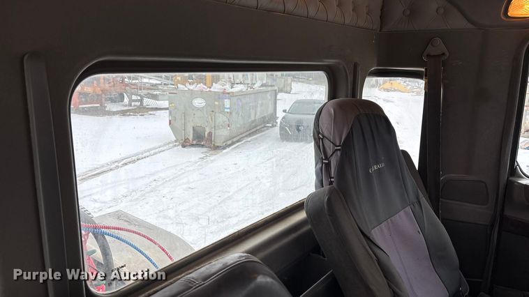 image for item FO3503 2010 Kenworth T800 semi truck