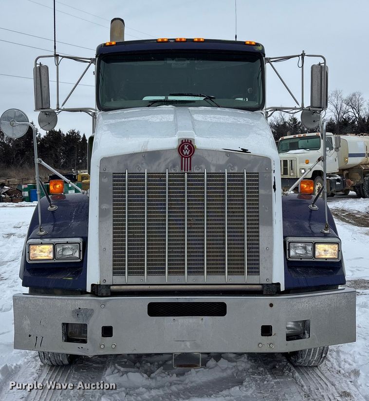 image for item FO3504 2010 Kenworth T800 semi truck