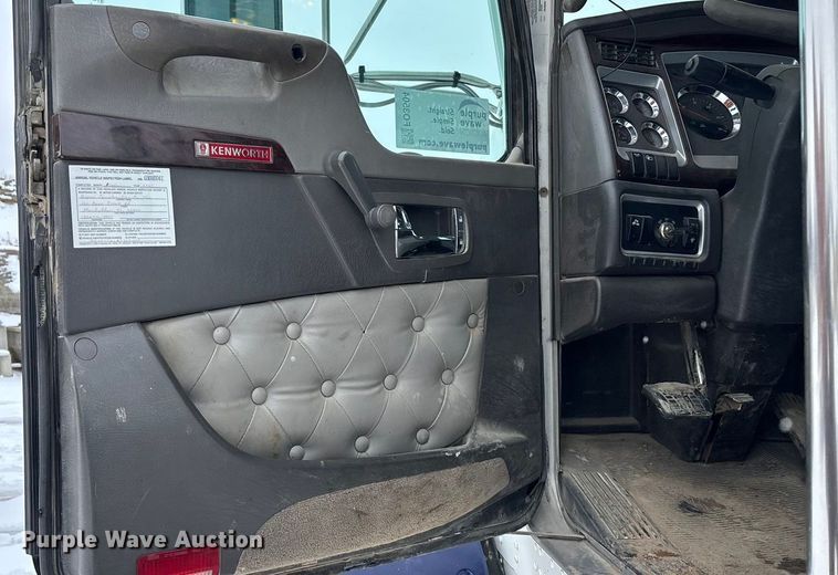 image for item FO3504 2010 Kenworth T800 semi truck