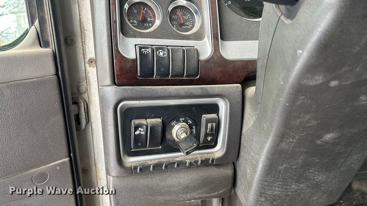 image for item FO3504 2010 Kenworth T800 semi truck