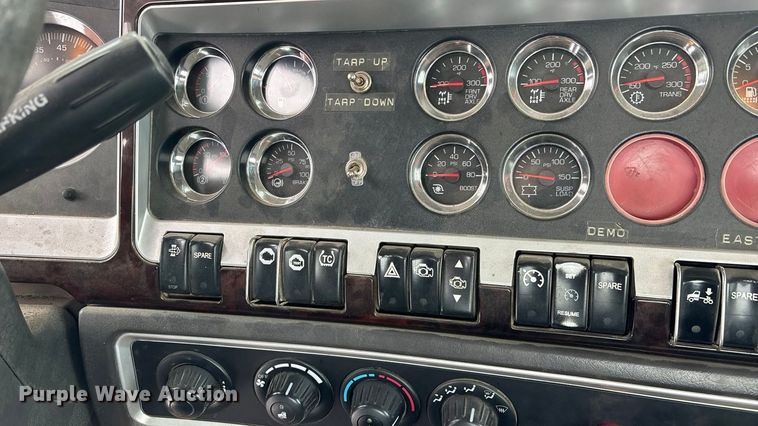 image for item FO3504 2010 Kenworth T800 semi truck