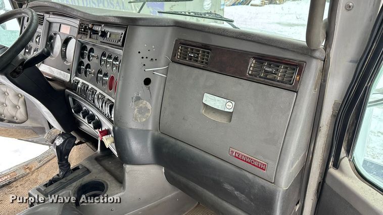 image for item FO3504 2010 Kenworth T800 semi truck