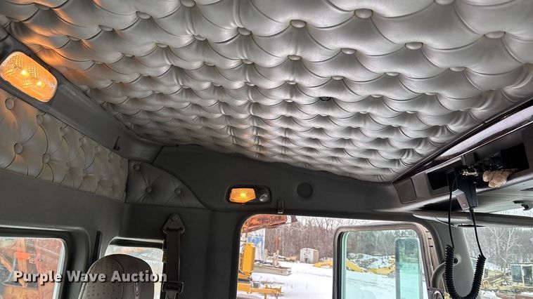 image for item FO3504 2010 Kenworth T800 semi truck