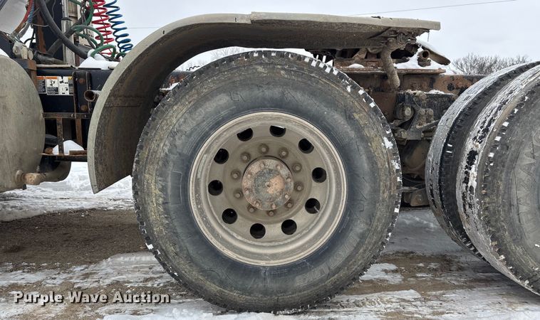 image for item FO3504 2010 Kenworth T800 semi truck