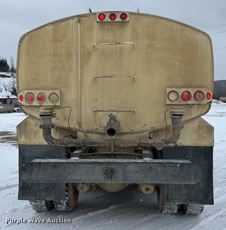 image for item FO3505 2002 International 2554 water truck