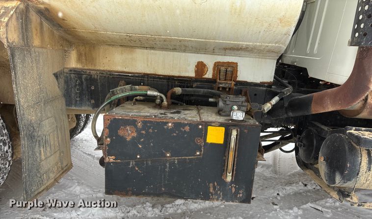 image for item FO3505 2002 International 2554 water truck