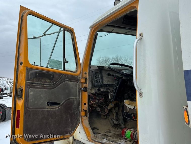 image for item FO3505 2002 International 2554 water truck