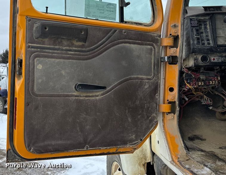 image for item FO3505 2002 International 2554 water truck