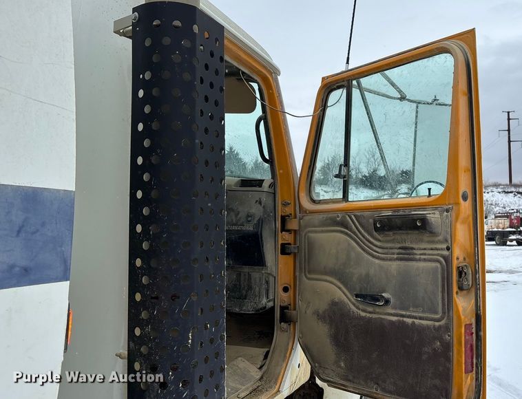 image for item FO3505 2002 International 2554 water truck