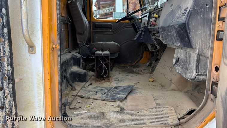 image for item FO3505 2002 International 2554 water truck