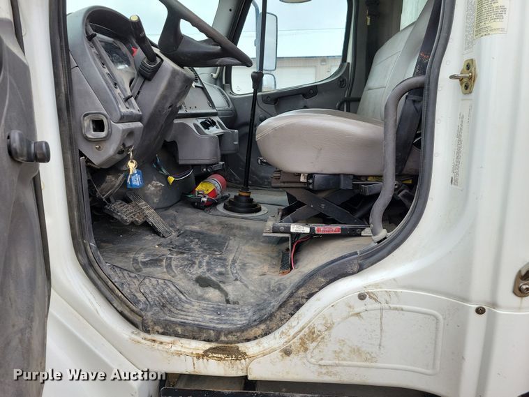 image for item NK9783 2006 Freightliner  Business Class M2 box truck