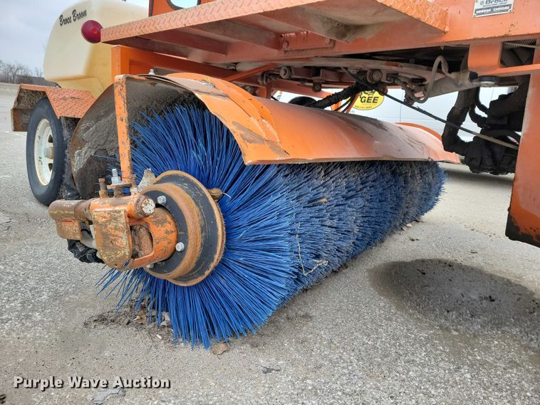 image for item NO9987 2003 Broce RJ350 broom