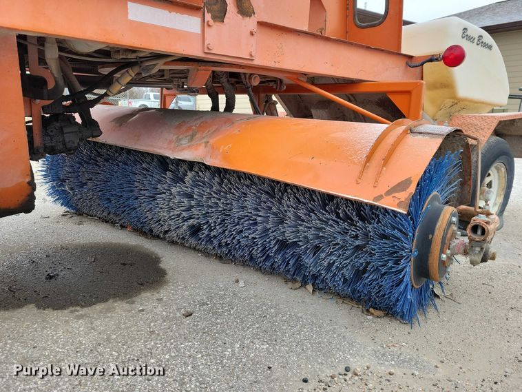 image for item NO9987 2003 Broce RJ350 broom