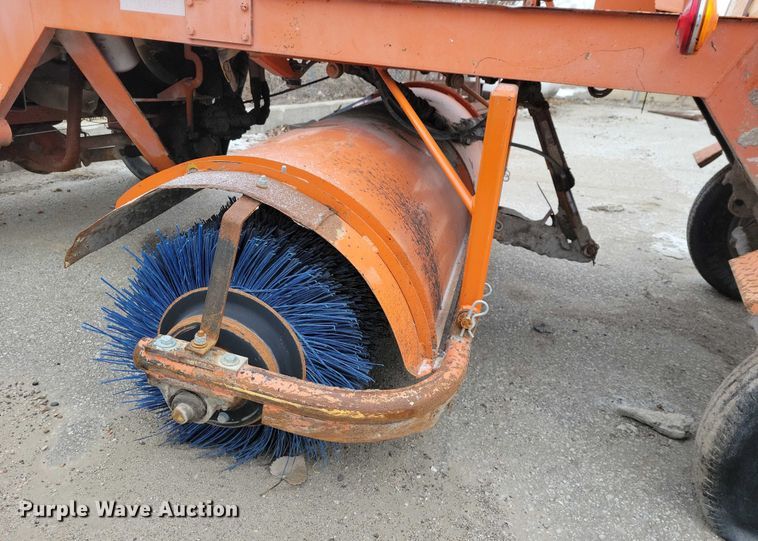 image for item NO9987 2003 Broce RJ350 broom