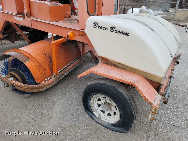 image for item NO9987 2003 Broce RJ350 broom