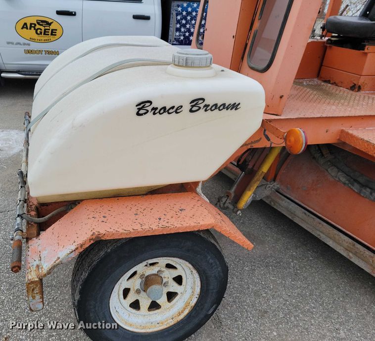 image for item NO9987 2003 Broce RJ350 broom