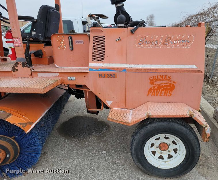 image for item NO9987 2003 Broce RJ350 broom