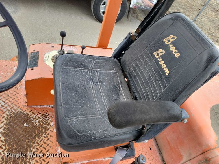 image for item NO9987 2003 Broce RJ350 broom