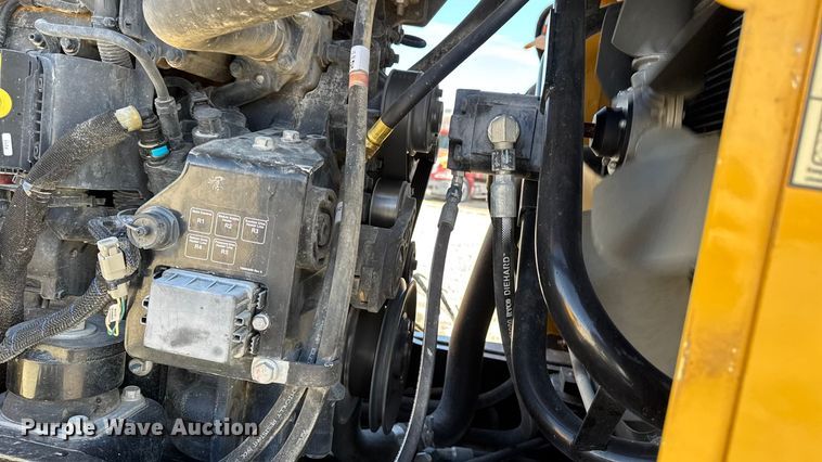 image for item OE9541 2020 Vermeer RTX1250i2 vibratory cable plow