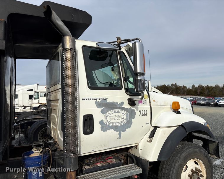 image for item YA1510 2005 International 7500  dump truck